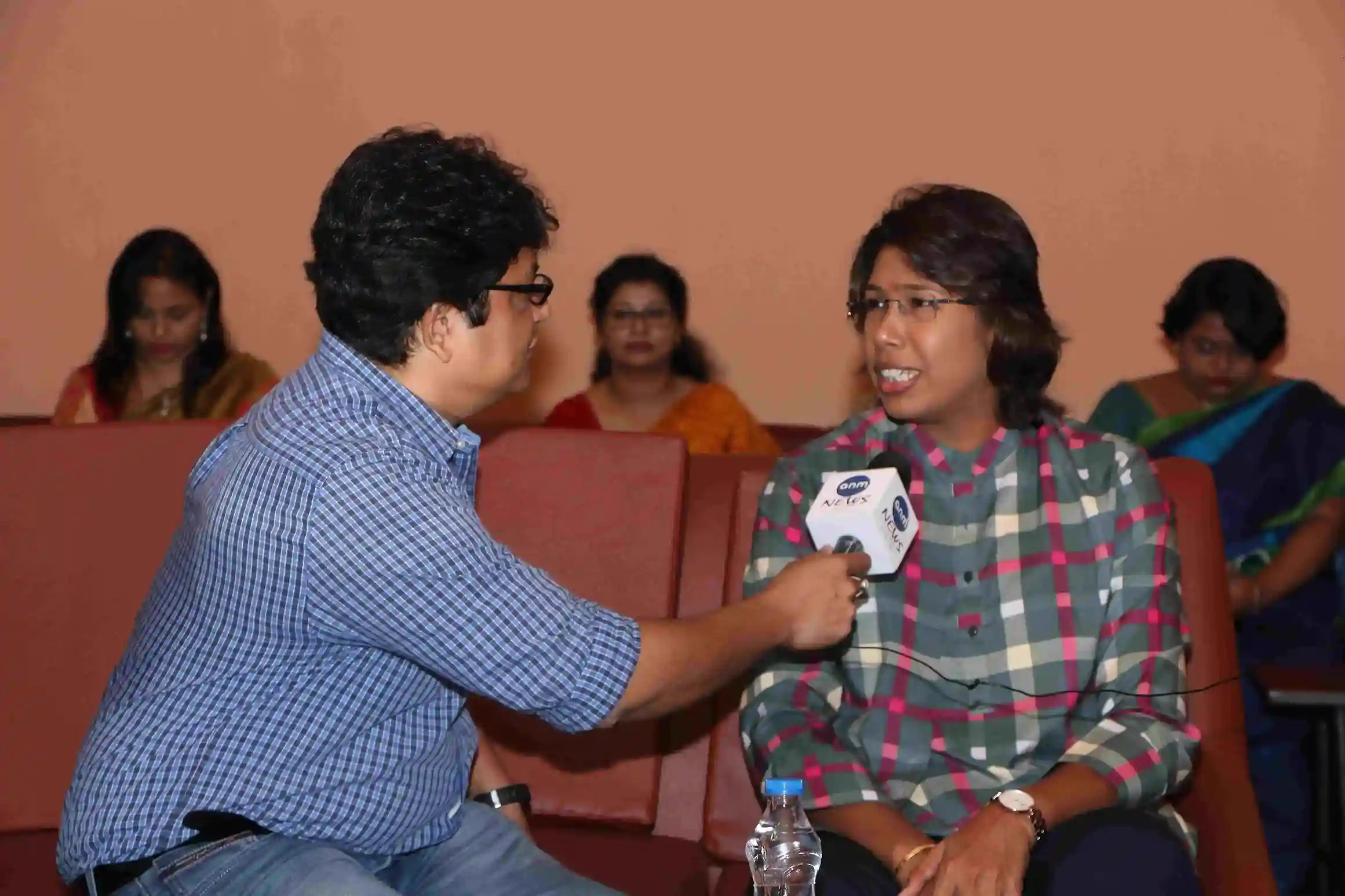 Chetan Bhagat delivering speech at BIBS